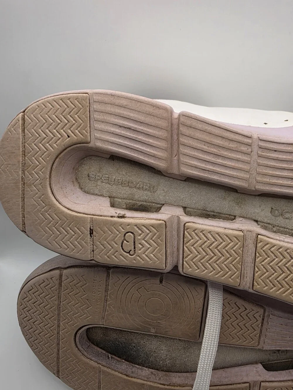 On THE ROGER Centre Court Sneakers — Women's US 11 / White + Lilac
